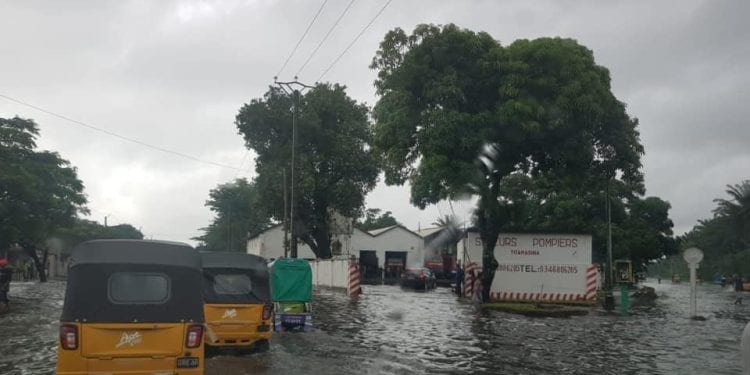 INTEMPERIES – Au moins 2.954 personnes déplacées à Toamasina jusqu’en début d’après-midi pour cause de montée des eaux, le maire promet un enlèvement des constructions illicites sur les canaux d’évacuation d’eau comme solution à long terme