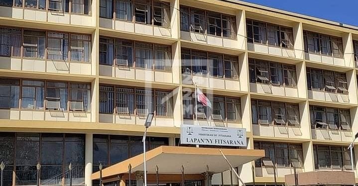 MANIFESTATION – La chambre nationale des huissiers et des commissaires-priseurs assure effectuer une grève non pour soutenir son président mais pour dénoncer les difficultés qui pèsent sur leur travail