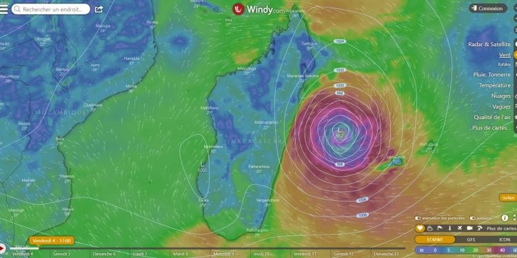 METEOROLOGIE – Alerte rouge dans l’Est, le Sud-Est et sur les hautes terres centrales, Batsirai se trouve à 403 km à l’Est-Sud-Est de Vatomandry à 15h et gagne en intensité