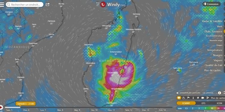 ATASTROPHES – Le cyclone tropical intense Batsirai touche terre à 20h à 14km au Nord de Mananjary avec des vents de 165km/h et des rafales de 230km/h, selon Météo Madagascar