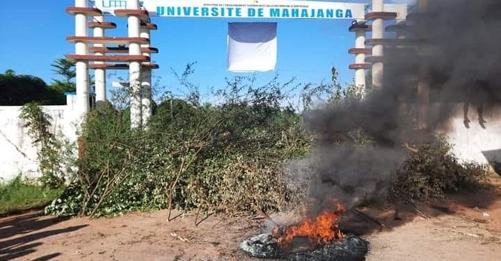 ENSEIGNEMENT SUPERIEUR – Les étudiants de l’université de Mahajanga manifestent pour réclamer leurs six mois de bourses d’études et leurs allocations d’équipement