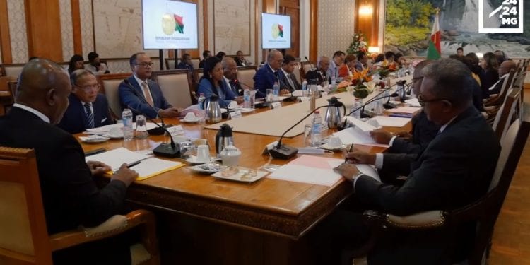 GOVERNEMANTA – Minisitra sivy no noesorina tamin’ny toerany ka ny roa nomena toerana vaovao, minisitra dimy vaovao no notendrena ary minisitra roa teo aloha naverina indray