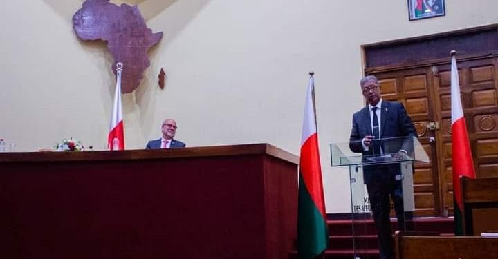 TERRITOIRE – L’heure n’est plus au marchandage sur les îles éparses, déclare Richard Randriamandrato en marge de la passation de service au ministère des affaires étrangères.