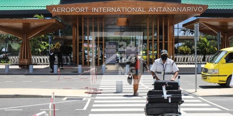TRANSPORT AERIEN – Le ministre du Tourisme certifie l’absence d’intention gouvernementale d’interdire les valises à roulettes et les ordinateurs en cabine pour les vols internationaux