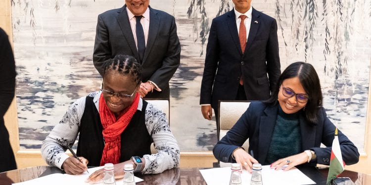 INFRASTRUCTURES – L’accord de financement de la réhabilitation de la RN10 et d’un tronçon de la RN31 signé à Washington dans le cadre des Spring Meetings de la Banque mondiale