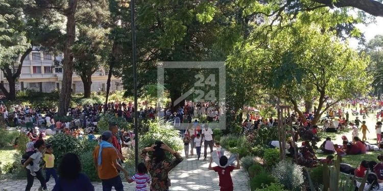 LUNDI DE PAQUES – Les gardiens du parc botanique d&rsquo;Ambohijatovo déplorent que les fleurs et les gazons soient piétinés par les visiteurs finalement autorisés à y accéder