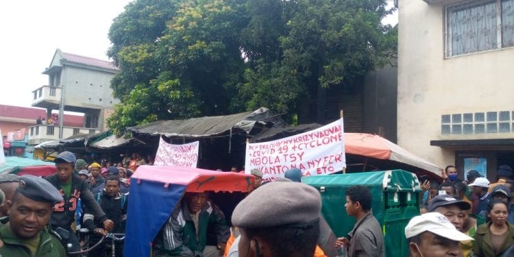 MANIFESTATION – Des marchands de la commune urbaine de Moramanga contestent les nouvelles dispositions mises en place par la Commune, deux individus arrêtés pour agression sur des autorités locales