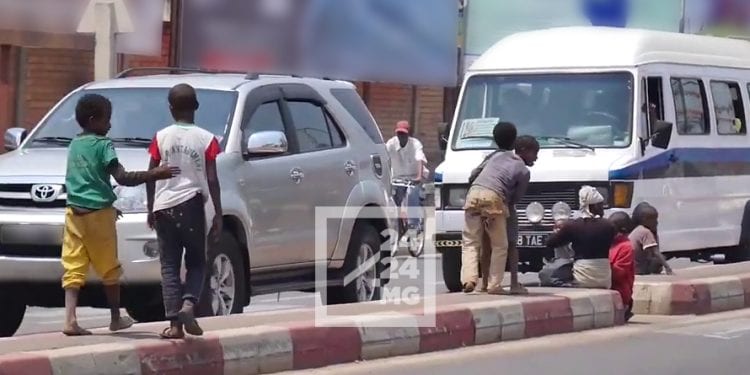 SOCIAL – Près 12.000 enfants en situation de rue recensés dans la ville d&rsquo;Antananarivo, un chiffre estimé en hausse compte tenu de la pandémie et de ses conséquences ces dernières années