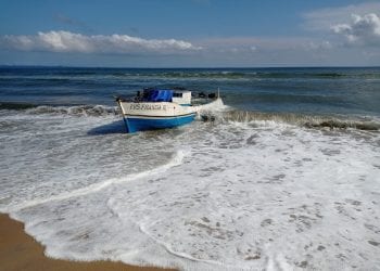 ACCIDENT MARITIME – Le propriétaire et capitaine du Francia toujours en cavale, les enquêtes de sécurité sur le naufrage du bateau pointent du doigt la surcharge et évoquent un problème de stabilité