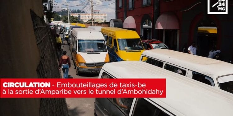 CIRCULATION – Embouteillages de taxis-be à la sortie d’Amparibe vers le tunnel d’Ambohidahy.