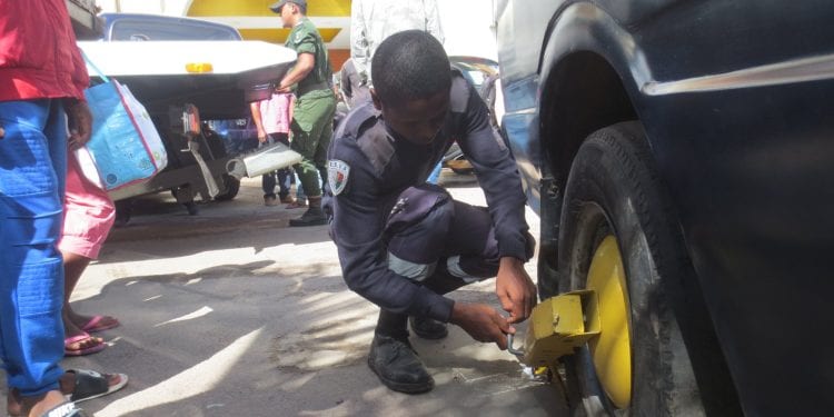 CIRCULATION – La commune urbaine d’Antananarivo annonce la reprise de l’utilisation des taquets d’arrêt contre les contrevenants au code de la route pour améliorer la gestion de la circulation urbaine