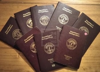 EXPATRIATION – Les autorités affirment ne pas vouloir empêcher les jeunes Malgaches de partir à l’étranger mais assurent vouloir les protéger en exigeant le respect des formalités administratives avant leur départ