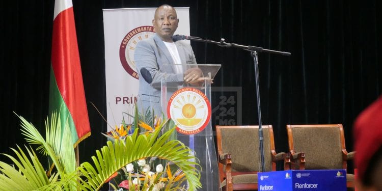 FORUM DES JEUNES – Le Premier ministre Christian Ntsay partage son parcours et raconte être allé à l’école pieds nus au forum sur l’emploi et le développement des jeunes