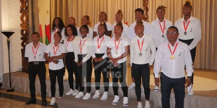 SPORTS – Andry Rajoelina annonce la prise en charge des joueuses de l’équipe nationale de rugby à sept pour mieux préparer la Coupe du monde, et la rénovation du Stade Maki