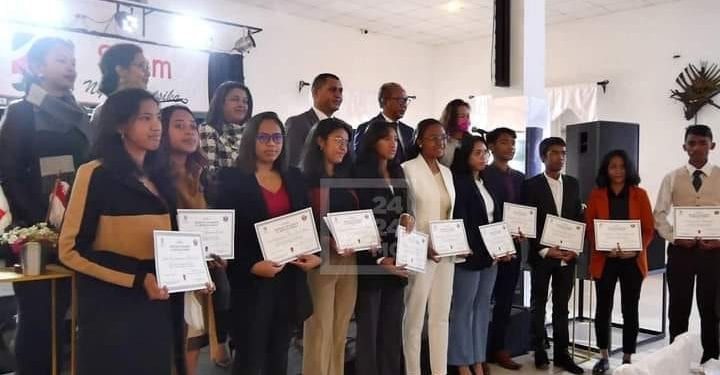 ACCES A L’EDUCATION – Sortie de promotion pour 13 jeunes boursiers du consulat de Monaco depuis leur lycée