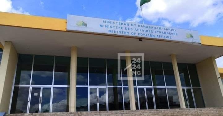 ADMINISTRATION – Le ministre des Affaires étrangères dit dénoncer les « actes de dénigrement et propos discriminatoires » rapportés par le syndicat des agents de son département s’ils étaient avérés, et signale des « vols de lampes solaires et de laptops » dans les locaux du ministère
