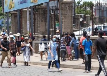 SANTE – Le port de masque n&rsquo;est plus obligatoire en plein air mais reste requis dans les transports en commun et pour les espaces clos comprenant plus de 200 personnes