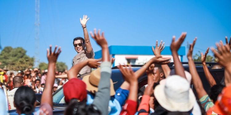 ENERGIE – Andry Rajoelina remet en cause les subventions octroyées à la Jirama et demande à la Banque mondiale de financer des kits solaires pour apporter l’éclairage au sein de plus de 50% des ménages sans accès à l’électricité