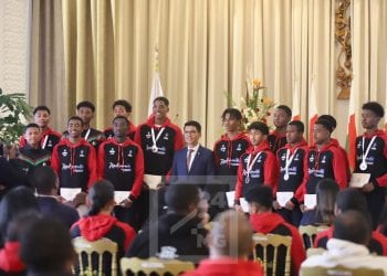 BASKETBALL – Andry Rajoelina promet des bourses mensuelles pour les Ankoay U18 Garçons en vue de la Coupe du monde, promet des vacances à Nosy Be ou à Sainte Marie à tous les Ankoay U18, leur octroie des primes et offre une récompense spéciale pour Mathias M’Madi