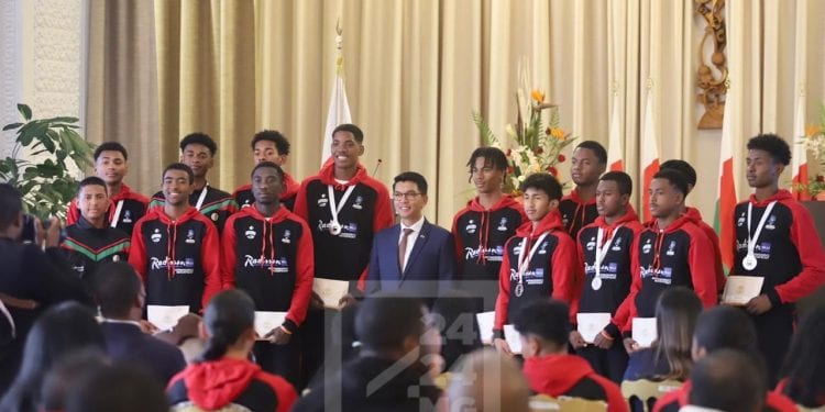 BASKETBALL – Andry Rajoelina promet des bourses mensuelles pour les Ankoay U18 Garçons en vue de la Coupe du monde, promet des vacances à Nosy Be ou à Sainte Marie à tous les Ankoay U18, leur octroie des primes et offre une récompense spéciale pour Mathias M’Madi