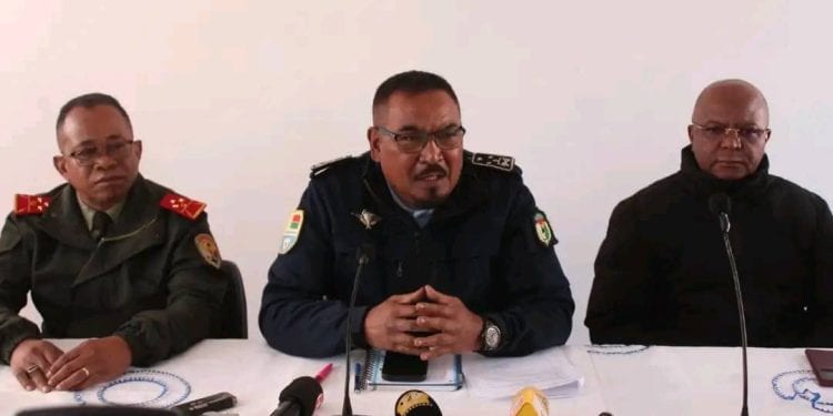 DRAME  – La gendarmerie assure n&rsquo;avoir ouvert le feu qu&rsquo;en dernier recours face à la foule qui s&rsquo;est ruée dans la caserne d&rsquo;Ikongo pour réclamer quatres présumés assassins et kidnappeurs