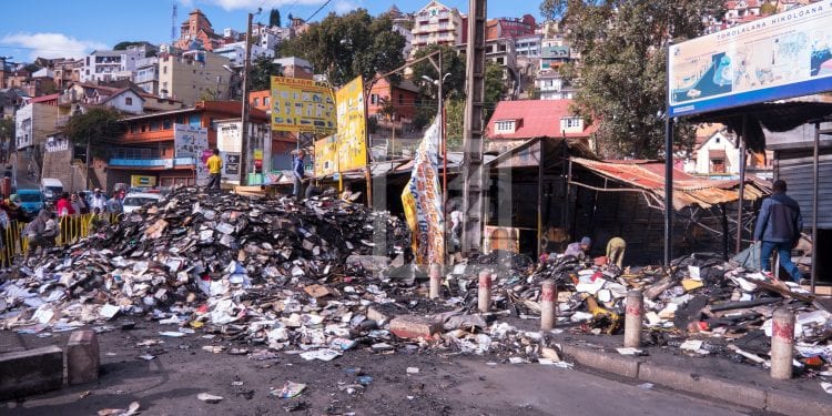 INCENDIE – La Commune urbaine d’Antananarivo annonce des travaux de réhabilitation du coin des livres d’Ambohijatovo avec des matériaux en dur, dès demain mardi 30 Août.