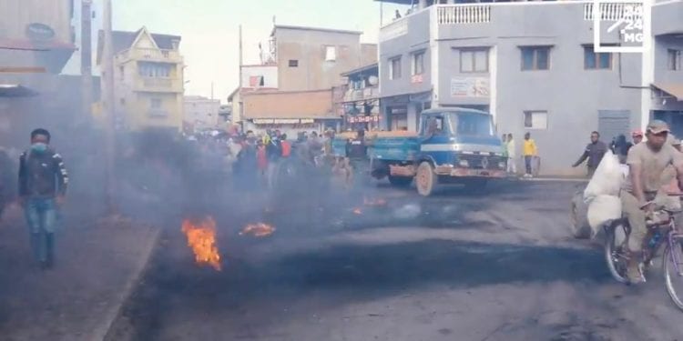 DÉLESTAGE – Des habitants d’Itaosy unis dans la protestation contre la Jirama