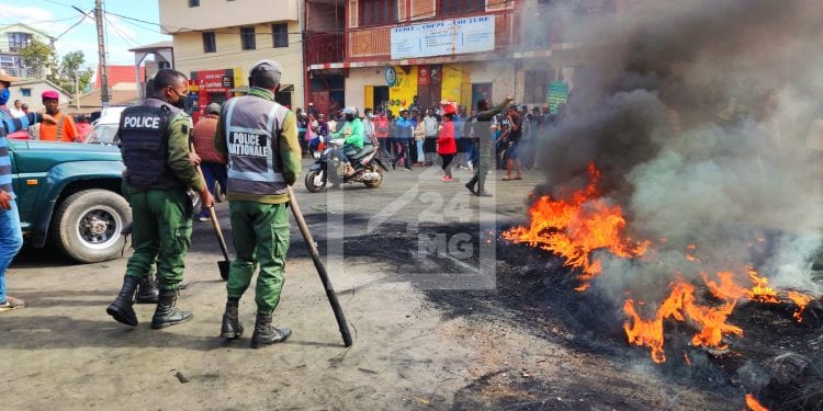 MANIFESTATIONS – Des habitants d’Itaosy descendent dans la rue et brûlent des pneus pour manifester leur mécontentement face à de longues heures de coupure de courant