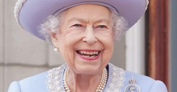 DECES – Elisabeth II, la Reine d’Angleterre, tourne le dos