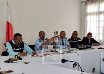 IKONGO – Le secrétaire d’Etat en charge de la gendarmerie martèle que toutes les procédures ont été suivies avant l’ouverture du feu sur les manifestants d’Ikongo et rappelle qu&rsquo;il y avait des policiers et des agents pénitentiaires parmi les éléments des forces de l&rsquo;ordre qui ont tiré sur la foule