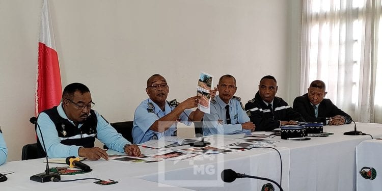 IKONGO – Le secrétaire d’Etat en charge de la gendarmerie martèle que toutes les procédures ont été suivies avant l’ouverture du feu sur les manifestants d’Ikongo et rappelle qu&rsquo;il y avait des policiers et des agents pénitentiaires parmi les éléments des forces de l&rsquo;ordre qui ont tiré sur la foule