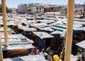 MARCHÉ –  Des marchands de rue contestent leur expulsion des trottoirs de la rue longeant la Petite Vitesse, la Commune urbaine d&rsquo;Antananarivo annonce ne pas vouloir céder dans sa démarche d&rsquo;assainissement