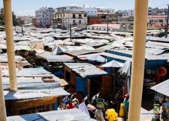 MARCHÉ – Des marchands de rue contestent leur expulsion des trottoirs de la rue longeant la Petite Vitesse, la Commune urbaine d’Antananarivo annonce ne pas vouloir céder dans sa démarche d’assainissement