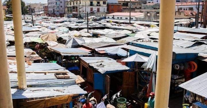 MARCHÉ –  Des marchands de rue contestent leur expulsion des trottoirs de la rue longeant la Petite Vitesse, la Commune urbaine d&rsquo;Antananarivo annonce ne pas vouloir céder dans sa démarche d&rsquo;assainissement