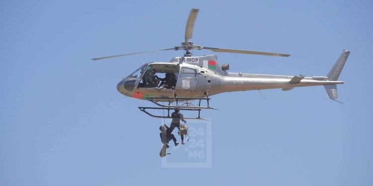 SÉCURITÉ – Le président de la République annonce la commande d&rsquo;un nouvel hélicoptère multifonction qui ferait à la fois office d’ambulance et d’hélicoptère bombardier d&rsquo;eau, de nouveaux matériels militaires remis pour l&rsquo;Armée