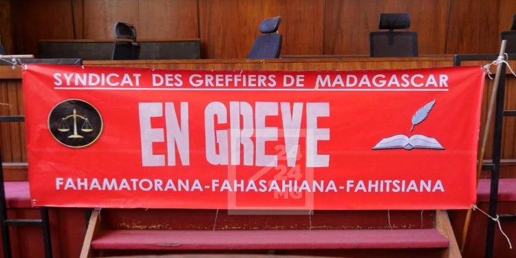 ADMINISTRATION – Une assemblée générale décidera de la suite à donner au mouvement des greffiers syndiqués ce mercredi, le syndicat évoque des solutions sur la table proposées par le ministère de la Justice à l&rsquo;issue de pourparlers tenus mardi