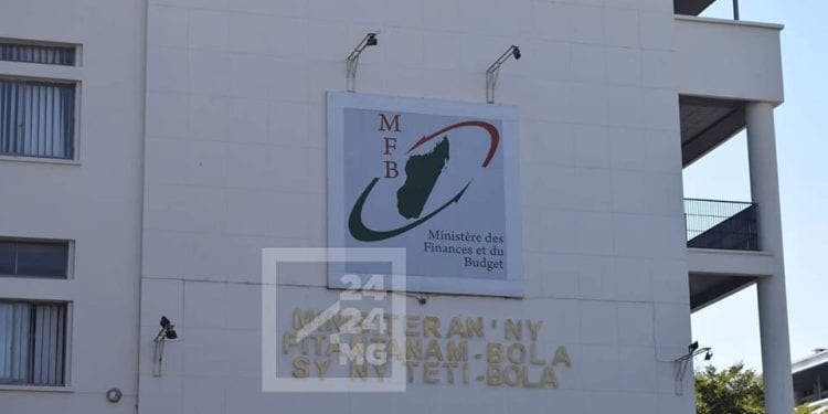 BUDGET – 5.952 milliards d’ariary de dettes pour 23 entreprises à participation majoritaire de l’Etat au mois d’avril, risque budgétaire majeur avec les passifs de la Jirama et d’Air Madagascar, selon le Plan stratégique de modernisation de la gestion des finances publiques