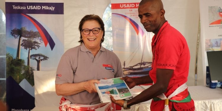ENVIRONNEMENT – Des schémas d’aménagement délimitant les frontières entre les villages et les zones protégées dans les aires protégées de Menabe Antimena et de Kirindy Mite remis aux communautés locales