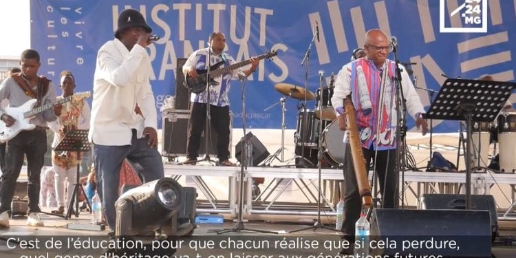 SPECTACLE – Quand Rajery, Mily Clément et d’autres artistes demandent l’arrêt des feux de forêt sur l’avenue de l’Indépendance