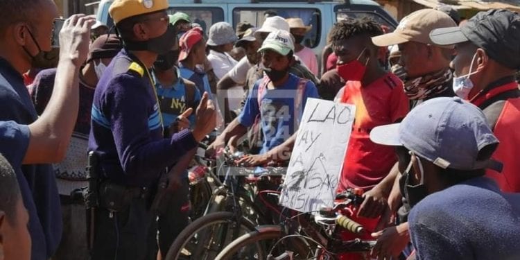 TRANSPORT – La Commune urbaine d’Antananarivo rejette la demande des taxi-cyclistes d’exercer en tant que transport en commun dans la ville d’Antananarivo et retient des vélos en fourrière
