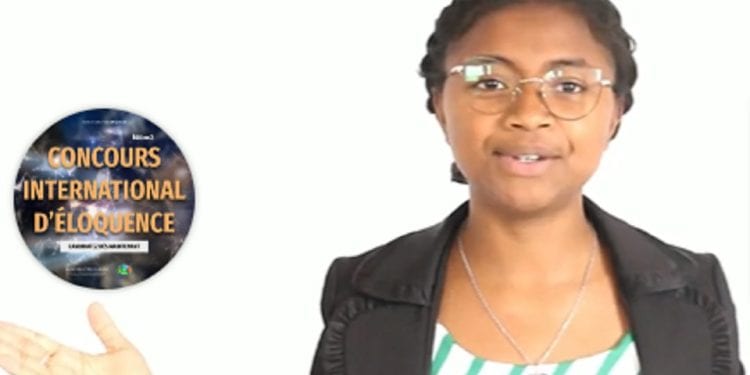 ART ORATOIRE – Heriniaina Antoinette Razanabololona de l’ENS d’Antananarivo à la finale du Concours international d’éloquence de l’Université Senghor.