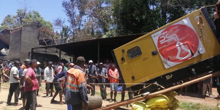 ELECTRICITE – Le nouveau groupe électrogène destiné à Marolambo en cours de déchargement