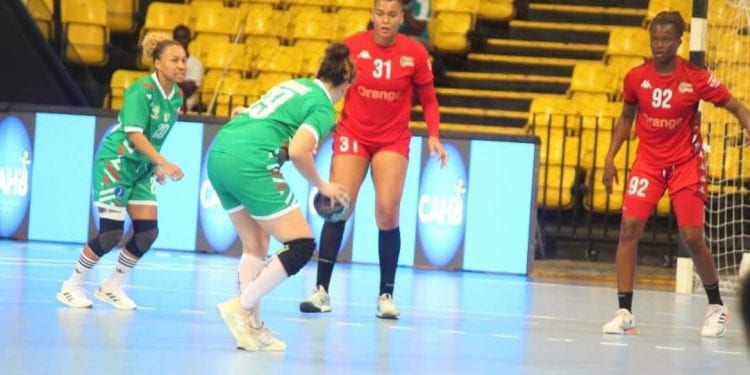 HANDBALL – Les Akio dames  battues 9 à 40 par les Lionnes de la Teranga du Sénégal pour leur premier match au championnat d’Afrique des Nations senior dames