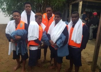 NAUFRAGE – Six membres du groupe Wawa, qui se sont jetés à l&rsquo;eau aux larges de Maroantsetra, sont retrouvés sains et saufs après la panne du moteur de bateau qui les transporte
