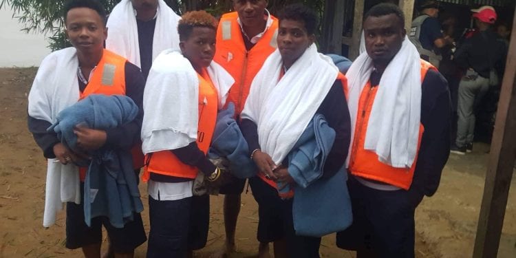 NAUFRAGE – Six membres du groupe Wawa, qui se sont jetés à l’eau aux larges de Maroantsetra, sont retrouvés sains et saufs après la panne du moteur de bateau qui les transporte