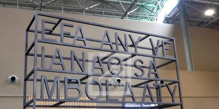 ART – La troisième sculpture de Joël Andrianomearisoa officiellement inaugurée au nouveau terminal de l’aéroport d’Ivato questionne sur le rêve d’un outre-mer meilleur