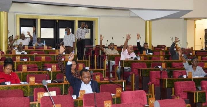 PARLEMENT – 13 députés adoptent la loi portant orientation générale du système éducatif, prélude à l’adoption d’une nouvelle stratégie nationale sur l’éducation