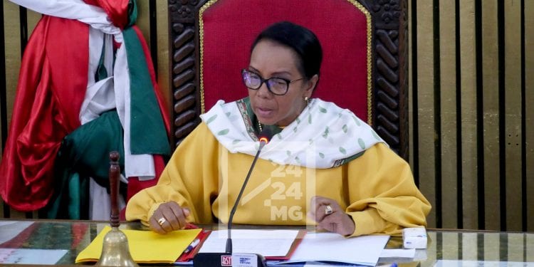 PARLEMENT – Christine Razanamahasoa appelle à l’apaisement