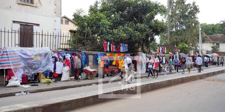 ANTANANARIVO – Les marchands de rue continuent leurs activités sur les trottoirs de »petite vitesse »