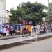 ANTANANARIVO – Les marchands de rue continuent leurs activités sur les trottoirs de  »petite vitesse »